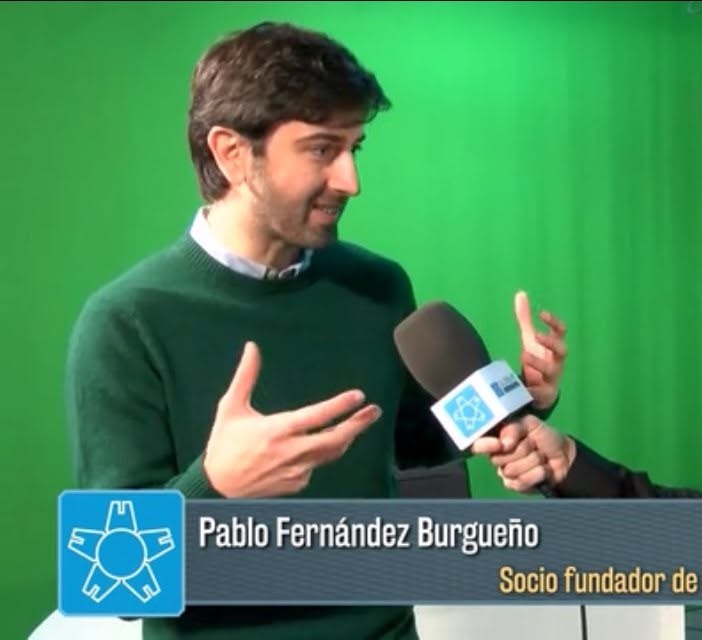 Pablo Fernández Burgueño, socio fundador, gesticula mientras habla en una entrevista