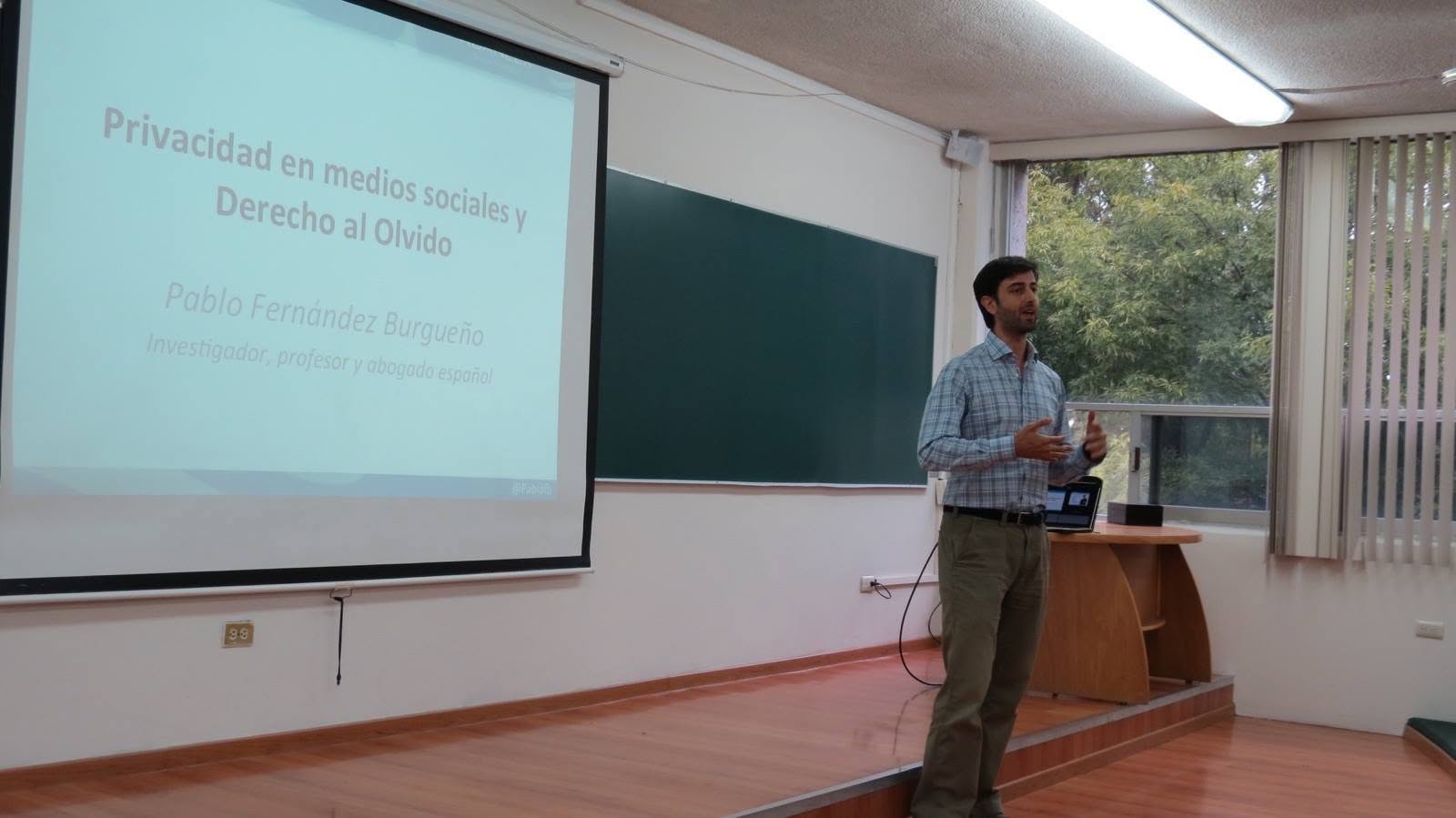 Pablo Fernández Burgueño imparte una charla junto a una pantalla sobre Privacidad en medios sociales y Derecho al Olvido